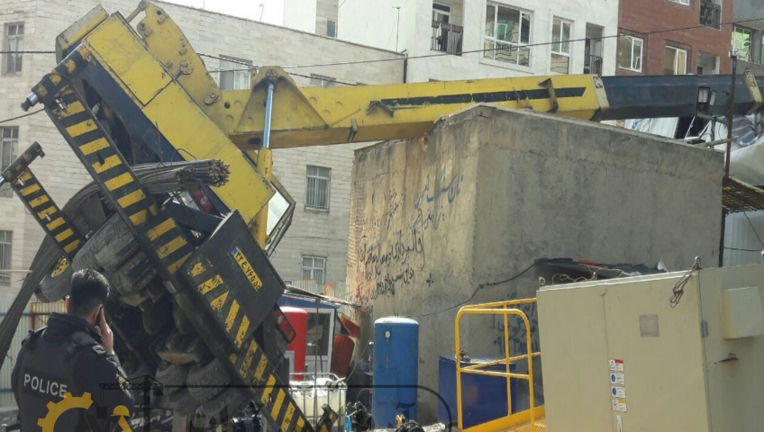 واژگونی جرثقیل 50 تنی در مشهد